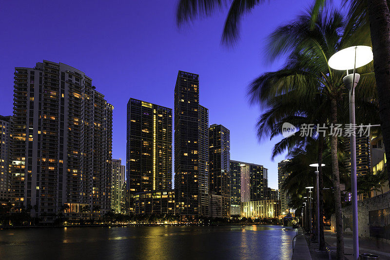 来自迈阿密河的Brickell Skyline